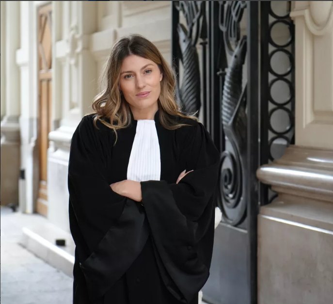 Camille Henry, avocate au barreau de Lille, en robe